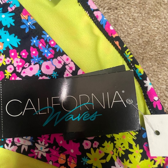 California waves bikini bottom XL. - Picture 4 of 7